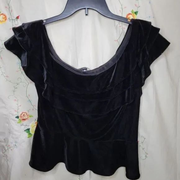 AQUA off the shoulder black velvet top. - Picture 5 of 10
